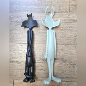 Warner Brothers Wile E Coyote And Bugs Bunny Large Utensils 1999